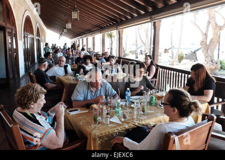 Les touristes dîner au restaurant La Divina Pastora à La Havane, Cuba. Banque D'Images