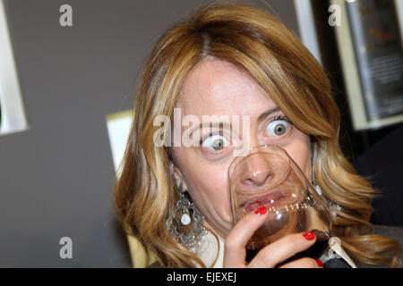 Vérone, Italie. 25 mars, 2015. Giorgia Meloni (C) chef de parti politique Fratelli d'Italia déguster un verre de vin rouge le 25 mars 2015 Credit : Andrea Spinelli/Alamy Live News Banque D'Images