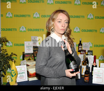 Vérone, Italie. 25 mars, 2015. Giorgia Meloni chef de parti politique Fratelli d'Italia à Coldiretti stand avec une bouteille de vin Prosecco 'faux' le 25 mars 2015 Credit : Andrea Spinelli/Alamy Live News Banque D'Images