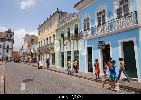 Bâtiments colorés avec des gens qui marchent sur une journée ensoleillée dans le quartier Pelourinho à Salvador de Bahia au Brésil Banque D'Images