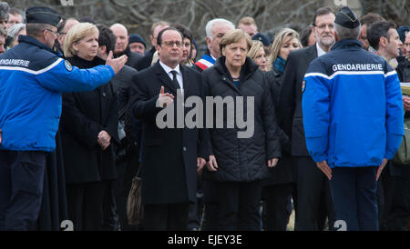 Seyne Les Alpes, France. Mar 25, 2015. Le Président français François Hollande (3L), la chancelière allemande Angela Merkel (CDU), C, Ministre-Président du Land allemand de Rhénanie du Nord-Westphalie Hannelore Kraft (2L, SPD) et le premier ministre Espagnol Mariano Rajoy arrivent à Seyne Les Alpes, France, 25 mars 2015. Merkel, Hollande, Kraft et Rajoy sera d'inspecter le site de l'accident où un A320 Germanwings s'est écrasé le 24 mars 2015. Dpa : Crédit photo alliance/Alamy Live News Banque D'Images