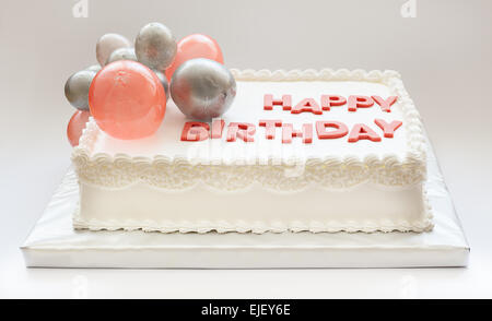 Détails d'un joyeux anniversaire gâteau, sur fond blanc. Banque D'Images