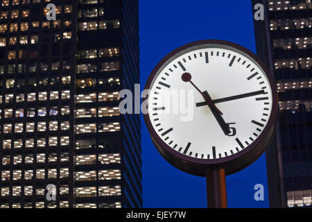 Horloge indiquant l'heure 5:14 à Canary Wharf, Londres en février Banque D'Images