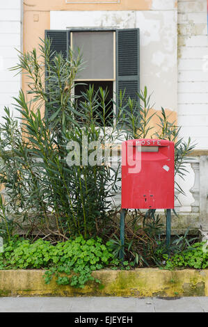 Boite aux lettres rouge sur le côté de rue en Italie. Banque D'Images