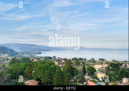 Vue du lac de Bracciano. Le lac est un lac de cratère d'origine volcanique et le deuxième plus grand lac en Latium, Italie. Banque D'Images