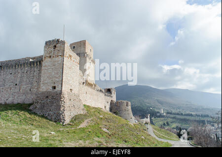 Le Rocca Maggiore est la forteresse sur le haut de la ville d'Assise en Ombrie, Pérouse, Italie. Banque D'Images