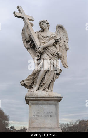 Ange avec la croix est une statue sur le Ponte Sant'Angelo à Rome, Italie. Banque D'Images