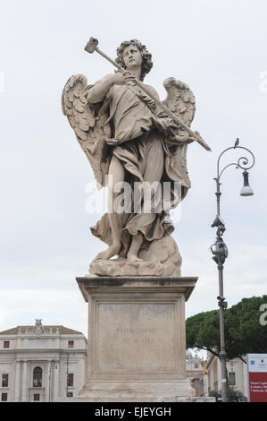 Ange avec l'éponge est une statue sur le Ponte Sant'Angelo à Rome, Italie. Ponte Sant'Angelo est un pont en face du Castel Banque D'Images