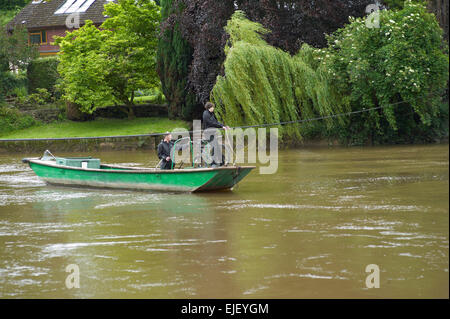 La main basse tiré ferry depuis le Saracens Head à Symonds Yat, Herefordshire Angleterre UK . Banque D'Images