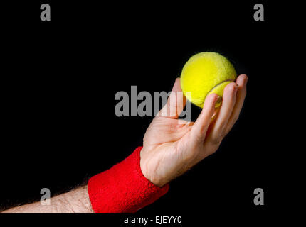 Libre de l'homme main, le bras, et se préparait à lancer la balle de tennis, l'exécution de la servir. Préparation pour servir. Joueur de tennis. Banque D'Images