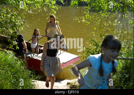 Tiré à part Ferry the Old Ferry Inn à Symonds Yat, Hereforshire England UK . Banque D'Images