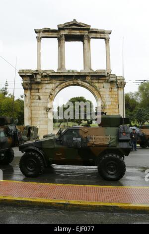 Athènes, Grèce. Mar 25, 2015. Peugeot 206 véhicules blindés français un véhicule tout-terrain se tient juste en face de l'arc d'Hadrien. Les participants de la parade militaire qui se tient à Athènes, pour célébrer le 194e jour de l'Indépendance grecque se préparer. La journée célèbre le début de la guerre d'Indépendance grecque en 1821, qui conduisent à l'indépendance de la Grèce de l'Empire Ottoman. Crédit : Michael Debets/Pacific Press/Alamy Live News Banque D'Images