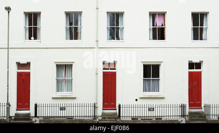 Trois maisons de ville avec terrasse portes avant rouge. Museum Road. Oxford, Angleterre Banque D'Images