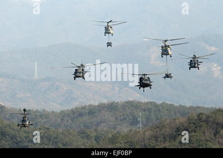 (150325) -- POCHEON, 25 mars 2015 (Xinhua) -- des hélicoptères hélicoptères de transport convoi blindé au cours de l'exercice militaire conjoint annuel Foal Eagle entre la Corée du Sud et les États-Unis à Pocheon, au nord-est de Séoul, 25 mars 2015. (Xinhua/Seongbin Kang) Banque D'Images