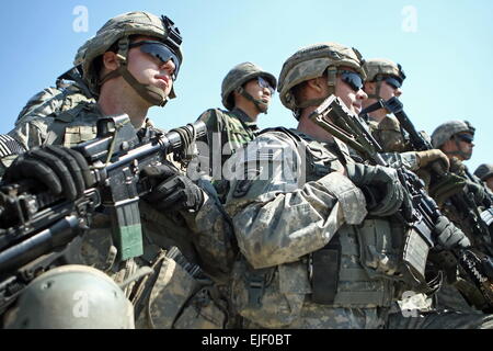 (150325) -- POCHEON, 25 mars 2015 (Xinhua) -- soldats participent à une séance d'information au cours de l'exercice militaire conjoint annuel Foal Eagle entre la Corée du Sud et les États-Unis à Pocheon, au nord-est de Séoul, 25 mars 2015. (Xinhua/Seongbin Kang) Banque D'Images