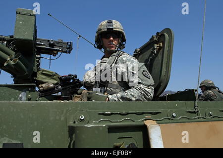 (150325) -- POCHEON, 25 mars 2015 (Xinhua) -- Un soldat de l'armée américaine se trouve au sommet d'un véhicule blindé au cours de l'exercice militaire conjoint annuel Foal Eagle entre la Corée du Sud et les États-Unis à Pocheon, au nord-est de Séoul, 25 mars 2015. (Xinhua/Seongbin Kang) Banque D'Images