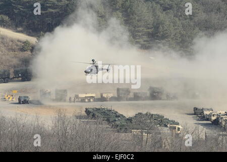 (150325) -- POCHEON, 25 mars 2015 (Xinhua) -- un hélicoptère blindé se préparer à atterrir sur le terrain au cours de l'exercice militaire conjoint annuel Foal Eagle entre la Corée du Sud et les États-Unis à Pocheon, au nord-est de Séoul, 25 mars 2015. (Xinhua/Seongbin Kang) Banque D'Images