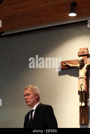 Haltern, Allemagne. Mar 25, 2015. Ulrich Wessel, directeur de l'école secondaire Joseph-Koenig, répond aux médias à Haltern, dans l'ouest de l'Allemagne, le 25 mars 2015. Seize enfants de l'école et deux enseignants ont été parmi les 150 victimes qui sont morts dans l'accident d'avion Germanwings dans les alpes françaises sur le chemin de Barcelone à Düsseldorf. Credit : Luo Huanhuan/Xinhua/Alamy Live News Banque D'Images