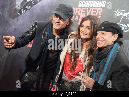 Les membres de la bande des scorpions MATTHIAS JABS (l) et Klaus Meine poser ensemble de Katja von Garnier au cours de la première du film - scorpions pour toujours et un jour, à l'Astor Grand Cinéma à Hanovre, Allemagne, 24 mars 2015. Le documentaire va frapper l'écran le 26 mars 2015. Photo : afp/Hauke-Christian Dittrich Banque D'Images