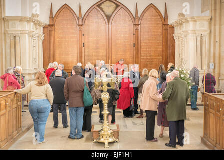 Le Northamptonshire, Fotheringhay, UK. Mar 25, 2015. Un service commémoratif organisé par la société Richard III prend place dans l'église de St Marie et tous les saints dans le berceau de Fotheringhay, Richard III, le mercredi 25 mars 2015, l'avenir de l'os de Richard reinterment à Leicester le 26 mars 2015.. Après le service, les participants se mêlait autour de l'autel et entre les mausolées de la deuxième et troisième Duc de York (ce dernier était le père de Richard. Credit : miscellany/Alamy Live News Banque D'Images