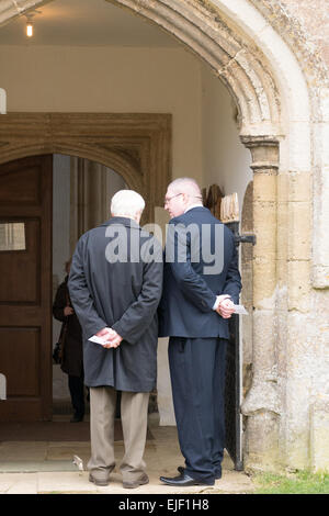 Le Northamptonshire, Fotheringhay, UK. Mar 25, 2015. Un service commémoratif organisé par la société Richard III prend place dans l'église de St Marie et tous les saints dans le berceau de Fotheringhay, Richard III, le mercredi 25 mars 2015, l'avenir de l'os de Richard reinterment à Leicester le 26 mars 2015. Mark, qui a organisé le service, de discuter avec un participant à l'entrée de l'Église. Credit : miscellany/Alamy Live News Banque D'Images