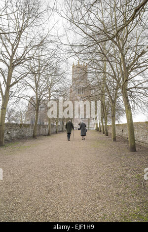 Le Northamptonshire, Fotheringhay, UK. Mar 25, 2015. Un service commémoratif organisé par la société Richard III prend place dans l'église de St Marie et tous les saints dans le berceau de Fotheringhay, Richard III, le mercredi 25 mars 2015, l'avenir de l'os de Richard reinterment à Leicester le 26 mars 2015. Les participants ont marché jusqu'à l'entrée de l'église médiévale. Credit : miscellany/Alamy Live News Banque D'Images