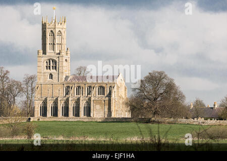 Le Northamptonshire, Fotheringhay, UK. Mar 25, 2015. Un service commémoratif organisé par la société Richard III prend place dans l'église de St Marie et tous les saints dans le berceau de Fotheringhay, Richard III, le mercredi 25 mars 2015, l'avenir de l'os de Richard reinterment à Leicester le 26 mars 2015. Credit : miscellany/Alamy Live News Banque D'Images