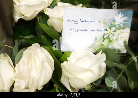 Le Northamptonshire, Fotheringhay, UK. Mar 25, 2015. Un service commémoratif organisé par la société Richard III prend place dans l'église de St Marie et tous les saints dans le berceau de Fotheringhay, Richard III, le mercredi 25 mars 2015, l'avenir de l'os de Richard reinterment à Leicester le 26 mars 2015. Une couronne de roses blanches a été joué en avant du mausolée de Richard, le père de Richard Plantagenêt, duc d'York. Credit : miscellany/Alamy Live News Banque D'Images