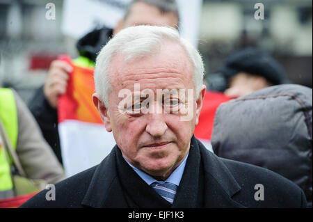 Eurodéputé Boguslaw Liberadzki inscrivez-vous 5 représentants d'organisations nationales de transporteurs routiers (transposrt companys) à partir de la Pologne, la Roumanie, la République tchèque, la Hongrie et la Lituanie participent à un rassemblement devant le Parlement européen à Bruxelles, Belgique Le 25.03.2015 protestation travailleurs occupent les transporteurs d'arrêter nouvelle loi en Allemagne et en France l'introduction de nouvelles conditions de salaire minimum par Wiktor Dabkowski Banque D'Images