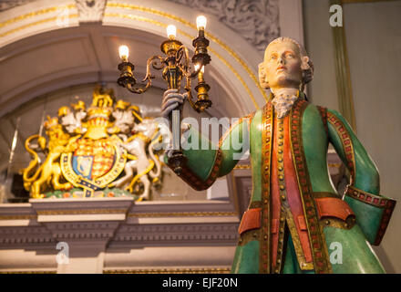 Londres, Royaume-Uni - 22 mars 2015 : une photo de la décoration intérieure à l'intérieur de l'entrée de Fortnum and Mason sur Piccadilly dans L Banque D'Images