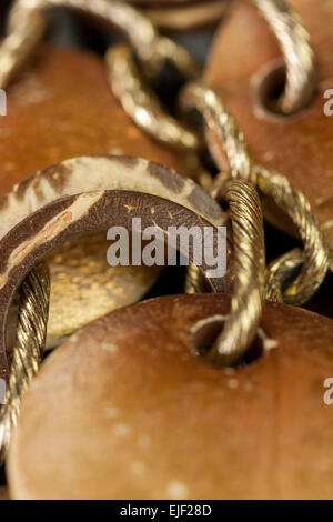 Rayé et terni vieux bijoux argent avec deux disques plats encadrant un anneau suspendu sur un lien chaîne ovale, vue en gros Banque D'Images