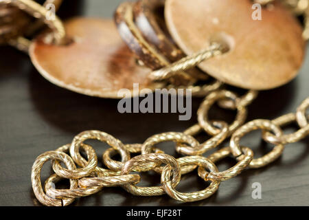Rayé et terni vieux bijoux argent avec deux disques plats encadrant un anneau suspendu sur un lien chaîne ovale, vue en gros Banque D'Images