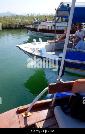 Bateaux de partir ensemble sur un voyage de jour à Koycegiz marché, Turquie Banque D'Images