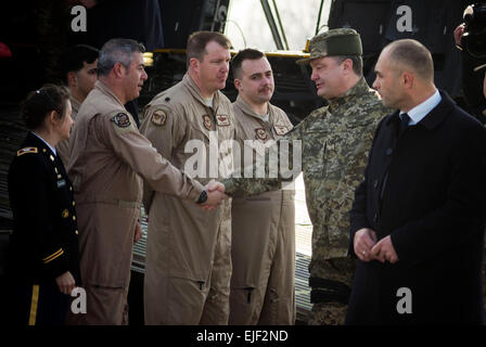 Borispol, l'Ukraine. Mar 25, 2015. Le président Poroshenko accueille l'ambassade américaine. -- Petro Poroshenko a rencontré des avions militaires de l'Armée de l'air avec le premier lot de véhicules blindés américains à l'aéroport international de Borispol ''. Voitures HMMWV reçues en vertu de la décision américaine de transférer les efforts de défense de l'Ukraine. Total 10 véhicules sont livrés avec une armure lourde, dont 8 après l'équipement des unités de production de l'Ukraine d'armes seront utilisées dans les troupes aéroportées, très mobile 2 - unités spéciales du Service de sécurité de Lukraine. Le Président a donné les commandants d'unités des certificats pour ces voitures. © Igo Banque D'Images