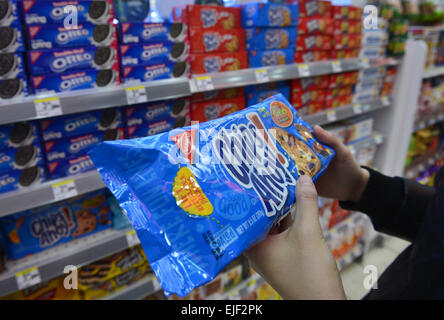 (150326) -- NEW YORK, 26 mars 2015 (Xinhua) -- Un client tient un sac de Chips Ahoy !' les cookies, une marque de Kraft Foods Group, dans un supermarché à New York, États-Unis, le 25 mars 2015. Le ketchup bouilloire H.J. Heinz et Kraft Foods Group a décidé, mercredi, pour fusionner dans un accord qui permettrait de créer la cinquième plus grande entreprise d'aliments et de boissons au monde, avec environ 28 milliards de dollars en revenus annuels. (Xinhua/Wang Lei) Banque D'Images