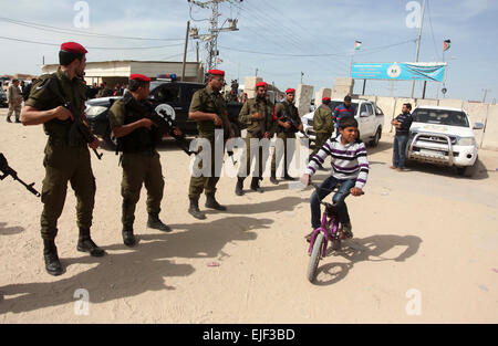 Beit Hanoun, bande de Gaza, territoire palestinien. Mar 25, 2015. Les forces de sécurité palestiniennes montent la garde à l'extérieur de Eriz crossing dans le nord de la bande de Gaza le 25 mars 2015. Hamdallah, qui est arrivé à Gaza le mercredi, a encouragé les pays donateurs à honorer leurs obligations financières pour la reconstruction de Gaza © Ashraf Amra/APA/Images/fil ZUMA Alamy Live News Banque D'Images