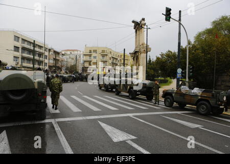 Athènes, Grèce. 25 mars 2015. Les véhicules blindés US HMMWV et autres véhicules militaires se tenir en face de l'arc d'Hadrien. Les participants de la parade militaire qui se tient à Athènes, pour célébrer le 194e jour de l'Indépendance grecque se préparer. La journée célèbre le début de la guerre d'Indépendance grecque en 1821, qui conduisent à l'indépendance de la Grèce de l'Empire Ottoman. Crédit : Michael Debets/Alamy Live News Banque D'Images