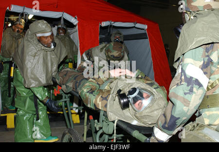 L'Armée américaine army.mil PFC. David Crandall, à partir de la 403e Détachement de renseignement militaire, se prépare à être décontaminés dans le cadre de la préparation opérationnelle à l'exercice Beverly Sunrise 07-05 Misawa Air Base, Japon, le 9 février 2007. Navigant de première classe Eric Harris Banque D'Images