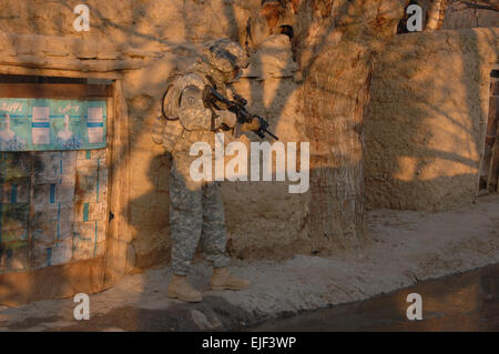 Un soldat de l'Armée américaine à partir de la Compagnie Bravo, troupes spéciales bataillon, 82e Division aéroportée, Groupe de travail Gladius, tire la sécurité à Firebase Morales-Frazier Afghanistan, le deuxième jour de l'opération Montagne Froide II 14 janvier, 2008. Le Sgt. Johnny R. Aragon publié Banque D'Images