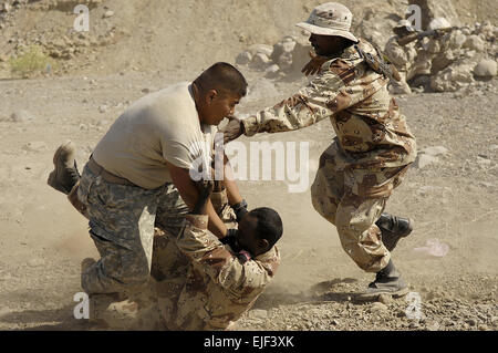 Les soldats de l'armée djiboutienne essayer de retenir l'armée américaine de la CPS. Jonathan Cepeda, le jeu de rôle d'un membre des forces opposées, au cours de l'opération en mesure Dart 08-01 sur l'emplacement avancé d'opérations Dikhil, Djibouti, le 6 mars 2008. Les soldats de l'Armée américaine à partir de la société Delta, 1er Bataillon, 249e Régiment d'infanterie légère, Guam Army National Guard sont l'enseignement de l'enfant lutte antiterroriste tactiques pour les soldats de l'armée djiboutienne pendant les 10 semaines Combined Joint Task Force - Corne de l'Afrique mission. Tech. Le Sgt. LockReleased Jeremy T. Banque D'Images