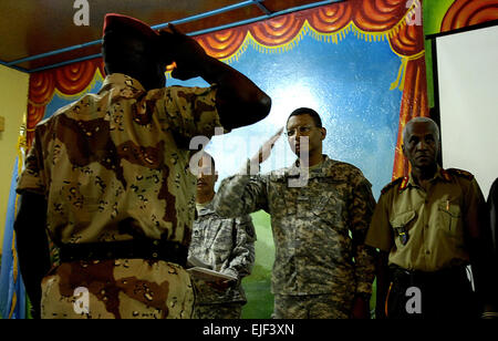 Le brigadier de l'armée américaine. Le général Sanford Holman rend un hommage à un soldat de l'armée djiboutienne lors d'une cérémonie le 11 mars 2008, à l'endroit d'Ali Sabieh, à Djibouti. Les soldats de l'armée américaine de l'Army National Guard Guam's 3e Peloton de la compagnie Delta, 1er bataillon du 249e Régiment d'infanterie, les soldats djiboutiens formés de lumière sur l'antiterrorisme et du contre-terrorisme de tactique dans un délai de dix semaines de cours couvrant 27 domaines d'offensives et défensives pour mieux sécuriser leurs frontières contre la menace du terrorisme. Tech. Le Sgt. Jeremy T. Lock publié Banque D'Images