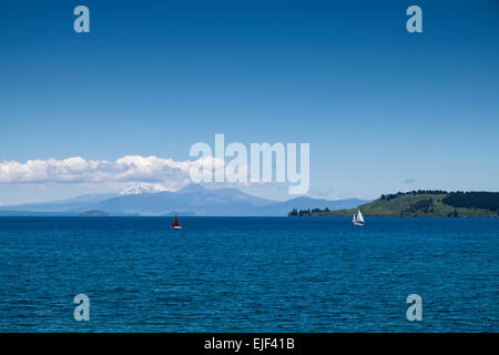 Le lac Taupo en regardant vers le parc national de Tongariro avec de la neige sur les sommets, en Nouvelle-Zélande. Banque D'Images