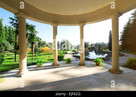 Arbour avec colonnes près du lac dans le parc Banque D'Images