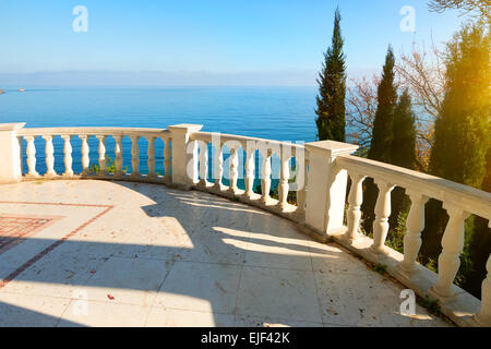 Balustrade dans un parc de la ville, près de la mer Banque D'Images