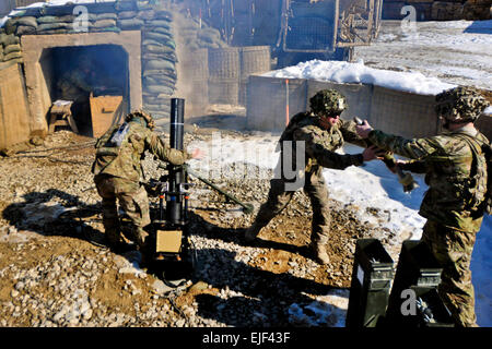 Soldats de la troupe Bravo, 3e Bataillon, 71e Régiment de cavalerie de la 3e Brigade Combat Team, 10e division de montagne, feu leurs mortiers de 120 mm lors d'un live-le-feu à base d'éclairs, dans la province de Paktia, Afghanistan, le 17 janvier. Le but de l'incendie est de s'assurer qu'ils sont en mesure d'incendie rapidement leur système de mortier pour défendre leur position en cas d'attaque ennemie. Le capitaine de l'armée américaine, John Landry, 3e Brigade Combat Team, 10e Division de Montagne Affaires Publiques Banque D'Images