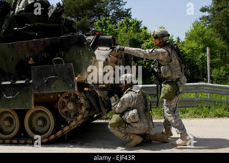 La Police militaire avec le 72e Détachement de Police militaire de la Brigade, 91e bataillon du génie de la Brigade, 1e Brigade Combat Team, 1re Division de cavalerie effacer une ville au cours d'un exercice de formation en partenariat avec l'aire d'entraînement à Hohenfels pendant les résoudre II. Banque D'Images