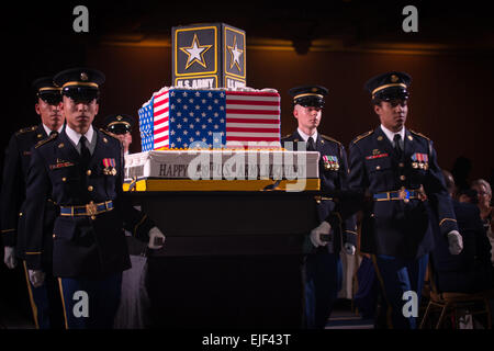 Les soldats de l'Armée américaine à pied le gâteau d'anniversaire de l'Armée vers le bas pour être coupé à l'Armée nationale 2014 Bal Harbour, Fort Washington, Maryland, le 21 juin 2014. L'armée a été célèbre son 239e anniversaire, qui a été créée le 14 juin 1775. Le s.. Mikki L. Sprenkle Banque D'Images