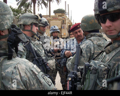 Des soldats du 1er Bataillon du 505th Parachute Infantry Regiment, attaché à la 1ère Brigade Combat Team, 4e Division d'infanterie, Division Multinationale ñ Bagdad, rencontrer le capitaine de la police nationale irakienne Rahan, affecté à la 2e Bataillon, 7e Brigade, 2e Division de la Police nationale, le 27 décembre, à propos de l'échec d'une bombe qui plus tôt dans la journée, tué accidentellement lui-même tout en mélangeant des explosifs dans un voisinage local dans la communauté de la Doura Rashid District. La "Panthère" du 1er Bataillon du 505th PIR, sont provisoirement prévue pour remplacer la 2e Bn., 4ème Inf. Regt., partie de Banque D'Images