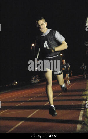 Le s.. Jonathan Higgs, l'Europe de l'armée américaine, l'accent fort sur la fin des deux mile run à la partie de l'APFT 2008 Département de l'Armée NCO/Soldat de l'année à Fort Lee, Va. Mike Strasser. 2008 de l'armée Concours meilleur guerrier /bestwarrior/2008/ Banque D'Images