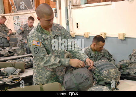 Le Sgt. Luc Solorzano, U.S. Army Pacific, resserre les sangles sur son ruck sack comme il l'effectue le contrôle de combat et d'inspections au cours de la 2008 Département de l'armée "Meilleur guerrier" Concours à Fort Lee, Va. Mike Strasser, Bureau des affaires publiques. 2008 de l'armée Concours meilleur guerrier /bestwarrior/2008/ Banque D'Images